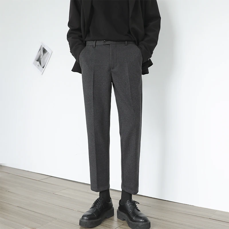 同窓会で20代男性が着るカジュアルウールパンツの選び方