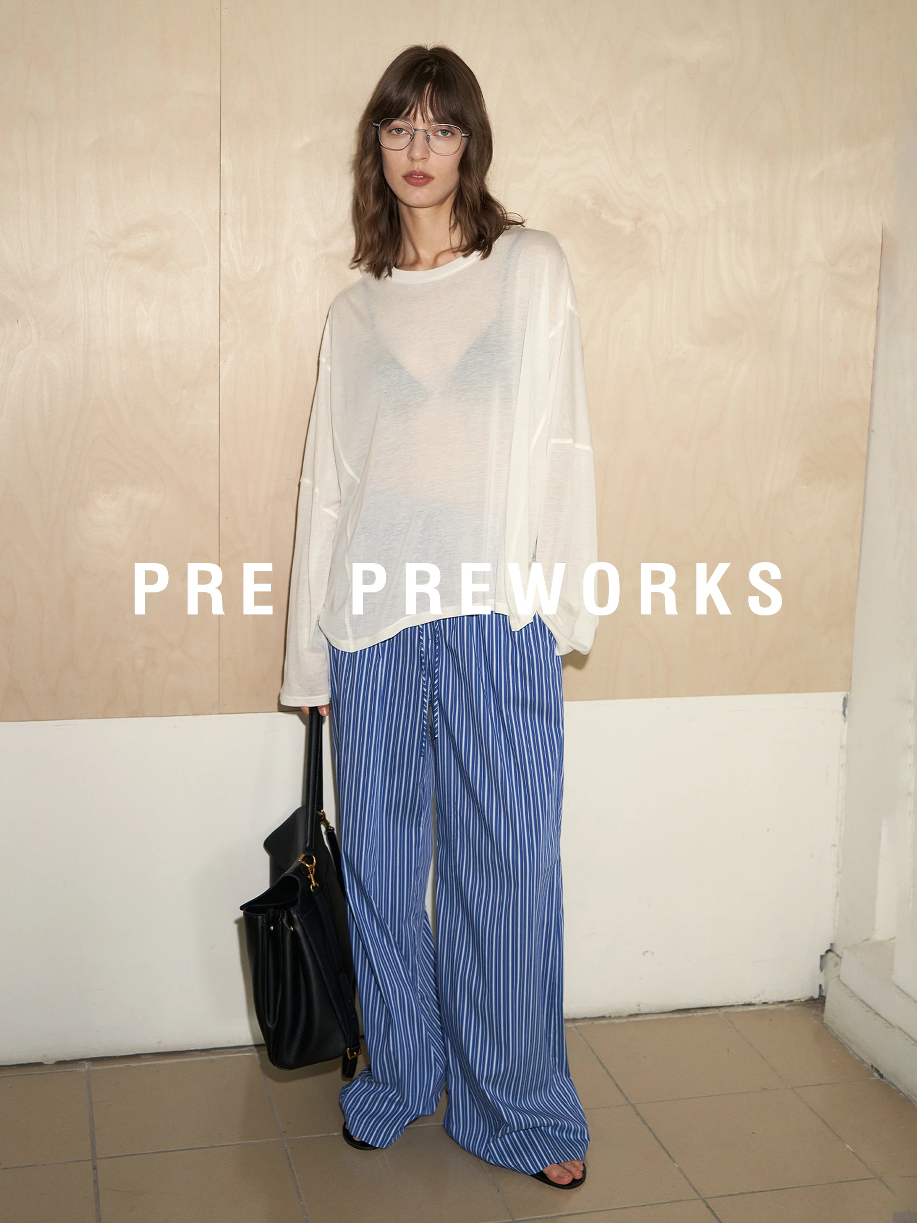 PRE PREWORKS ストライプ柄フィットカジュアルパンツ：通勤風のモダンデザインと高腰構造による脚のバランス調整