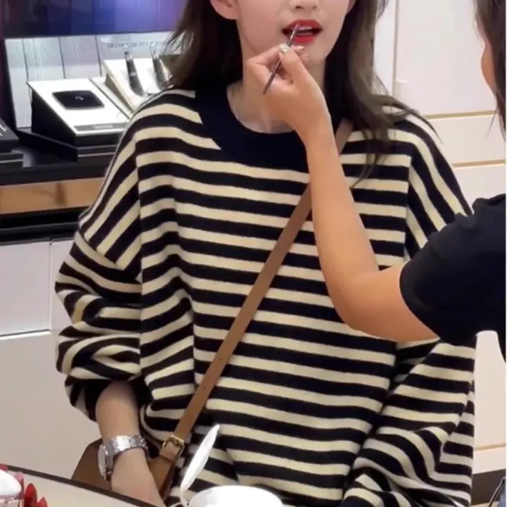 ストライプデザインのクルーネックニットトップス【レディース・長袖・秋冬用】