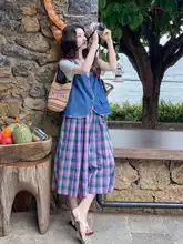 レトロアート風 カラーブロックベストとホワイトTシャツ、チェック柄ワイドパンツのコーディネート（セットアップ対応）