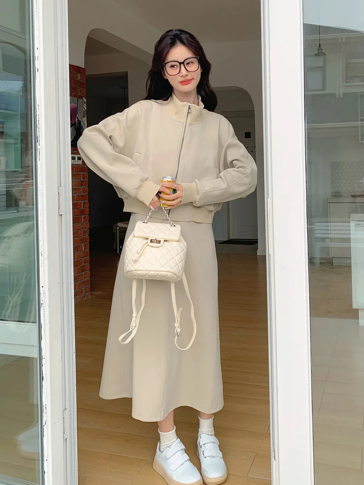 浅いカーキ色のスウェットワンピースは春の通勤スタイルに最適なオールインワン服か？