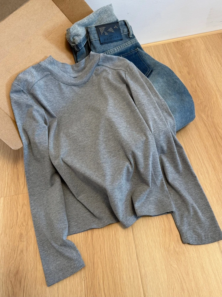 通勤スタイルに悩むあなたへ：Tシャツの下に着る長袖トップスは、本当に「おしゃれ」に見えるのか？