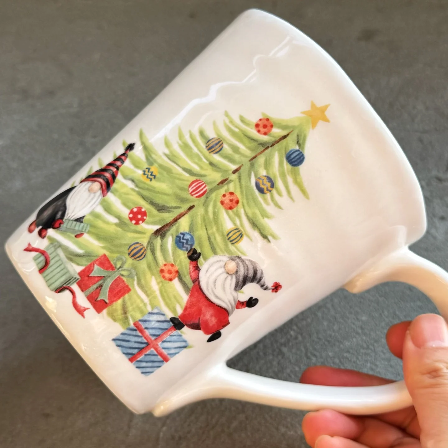 クリスマスマーケットで選ぶマグカップは、どんなデザインが心を温めるの？