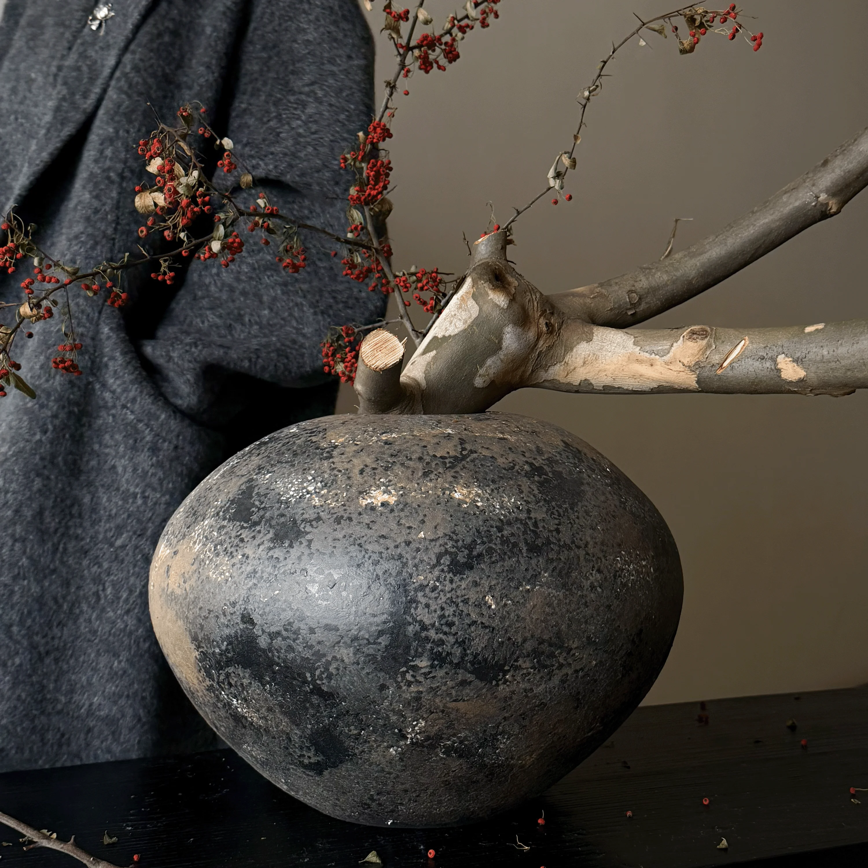 侘寂の静けさを玄関に届ける——ニトリ アートとしての花瓶、本当に選ばれるべきなのか？