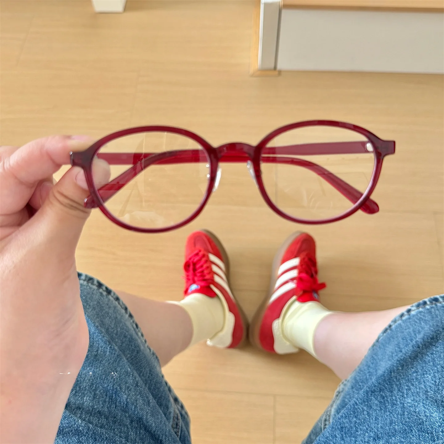 ネイビー眼鏡を選ぶべきか？実は「レトロなオーバルフレーム」が今、通勤と日常を彩っている