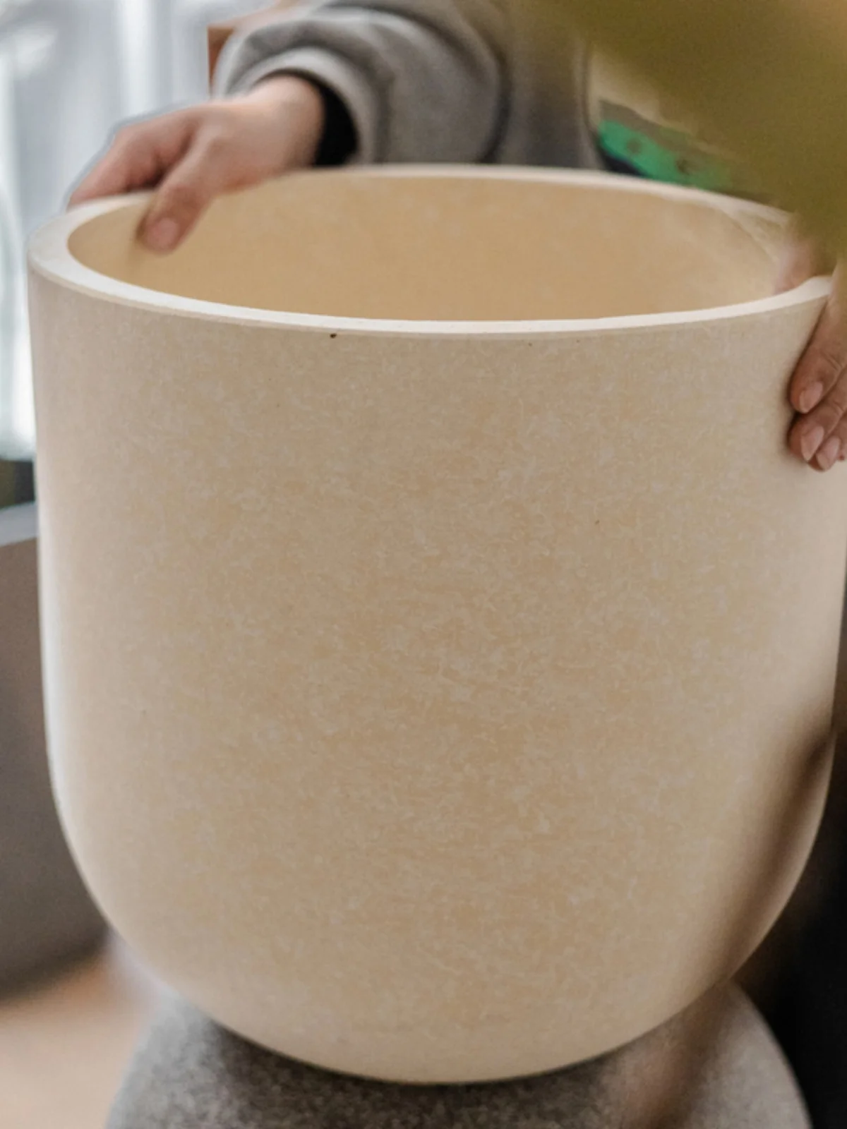 モダンデザインの陶器プランターでほったらかしで咲く花を育てる方法