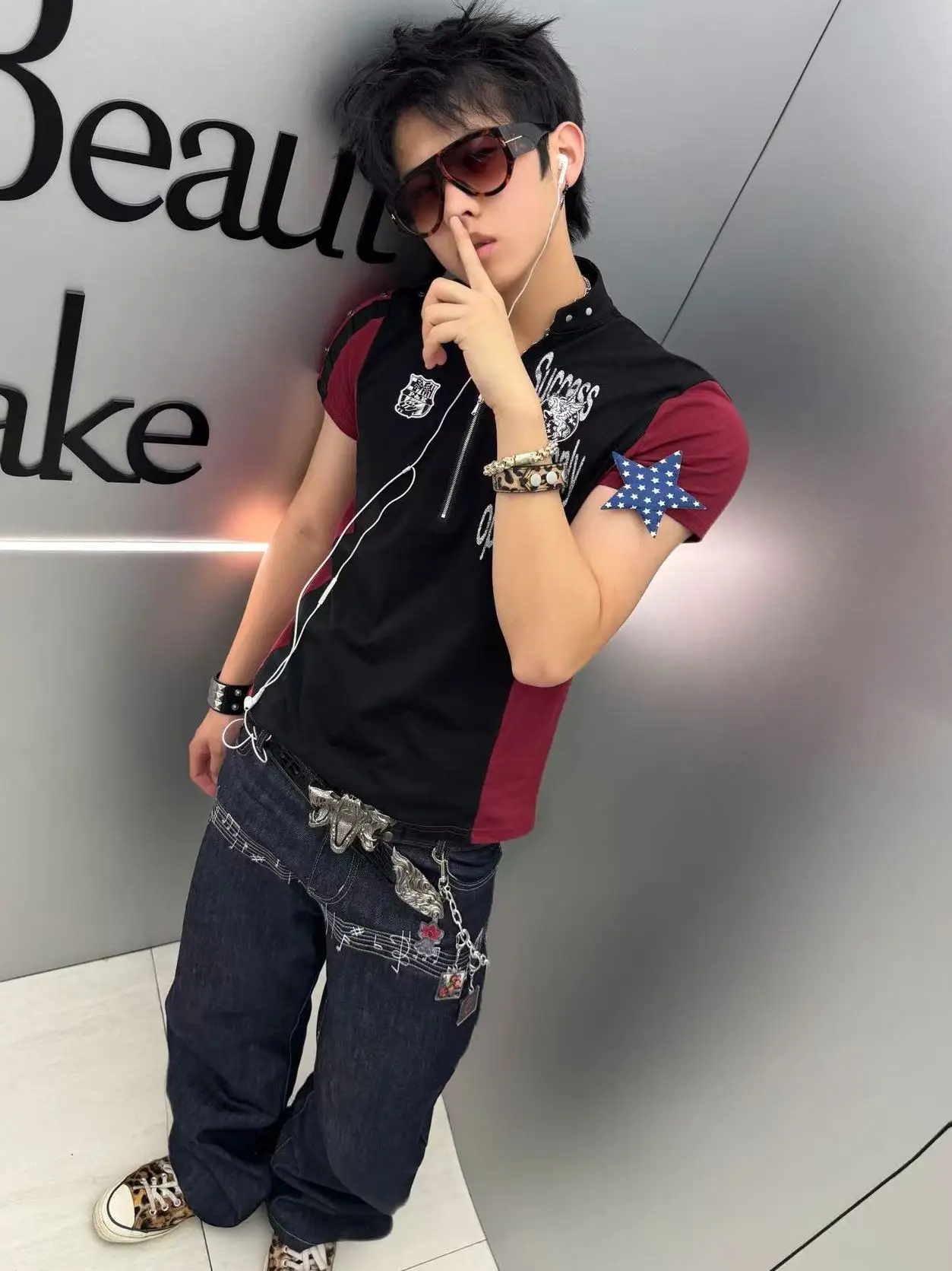 視覚的アーバンスタイル！スリムフィットTシャツ：アウトレット価格とデザインの実際