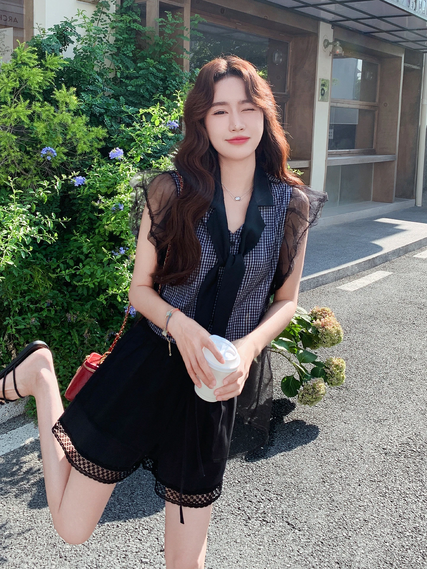 30代の夏コーデにぴったりなトップスは？黒のメッシュチェック柄トップスが解決するリアルな悩み