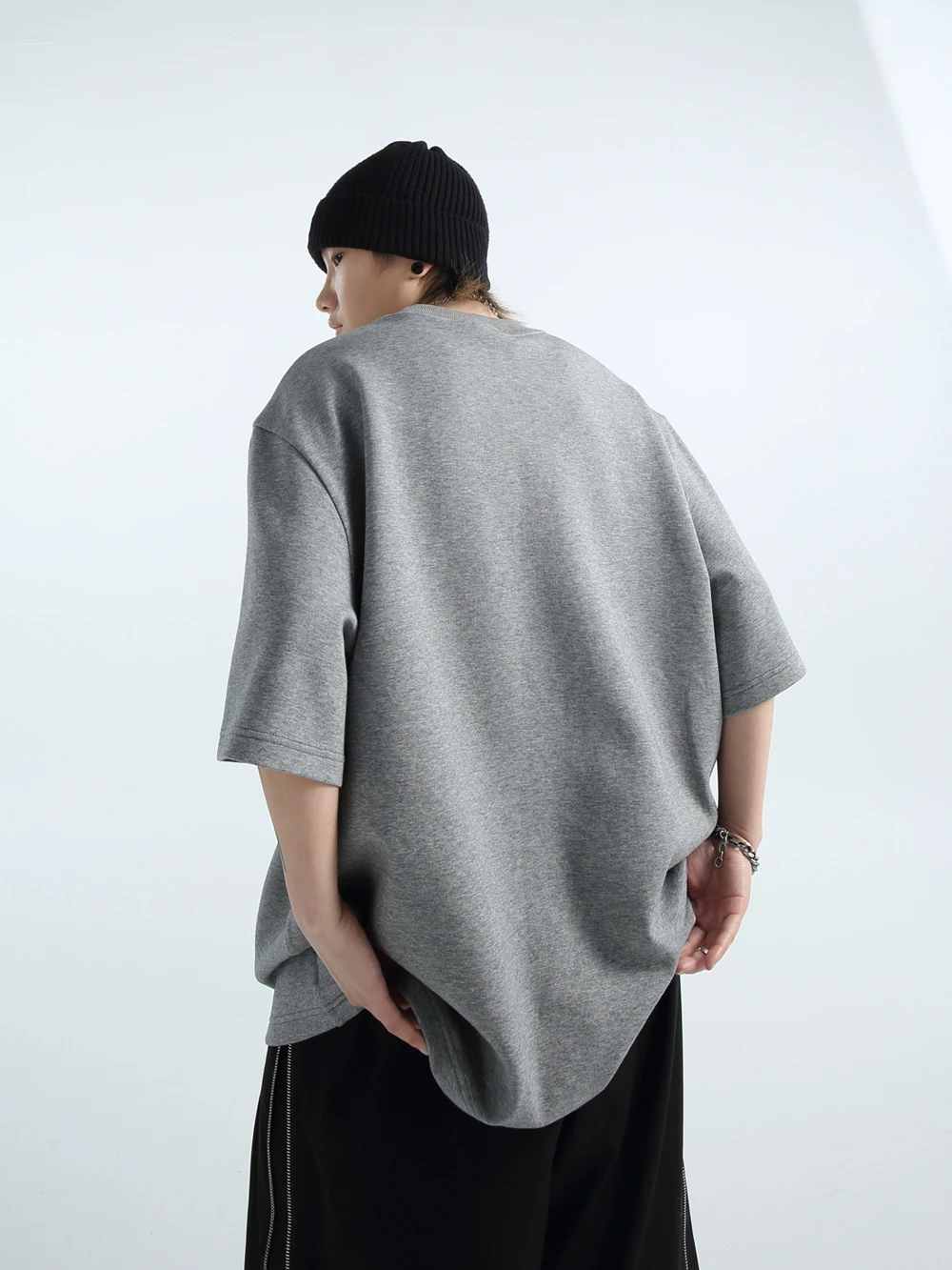 春コーデ メンズ 完全ガイド：エアリーコットンTシャツの選び方とシーン別活用法