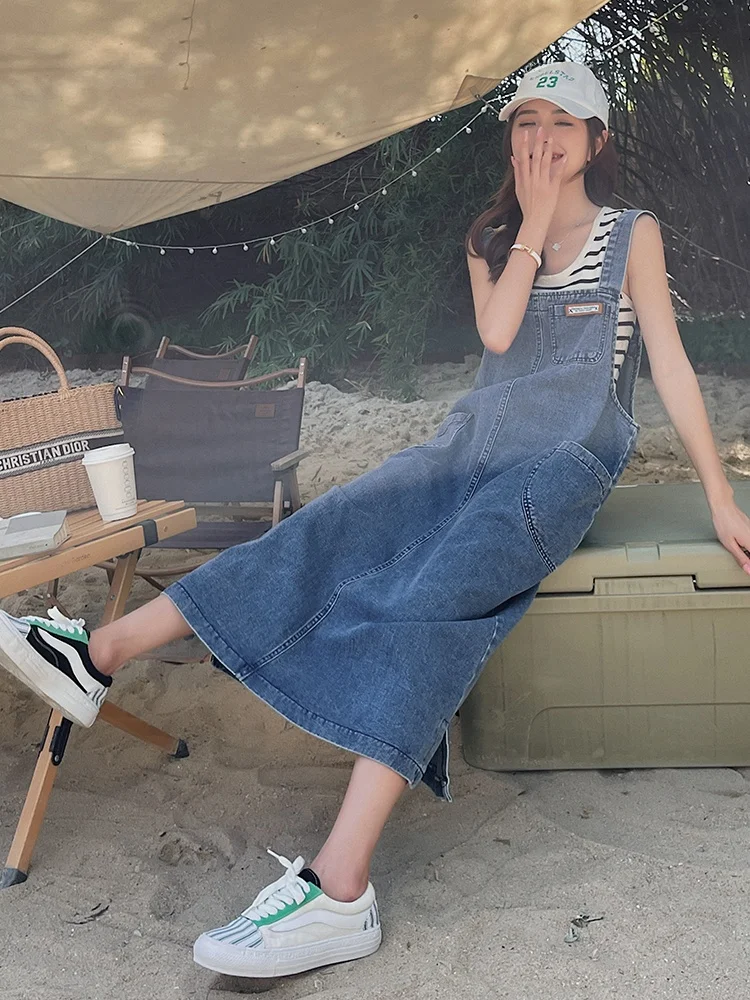 ワンピースとデニムパンツのコーデでどちらがおすすめ？実は、夏の街歩きに最適な「背带デニムワンピース」が登場！