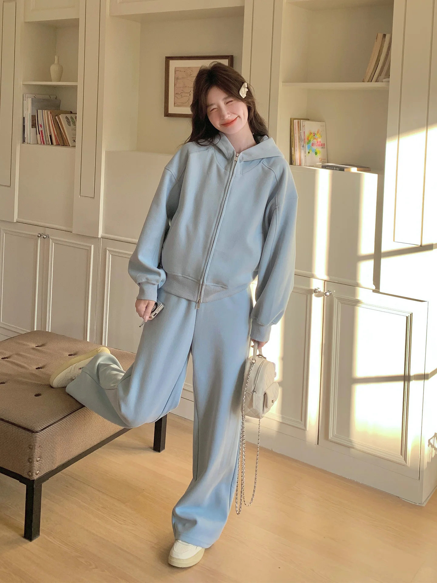 20代後半の春に着るカジュアルコーデは、青色フードパーカーとワイドパンツがベスト？