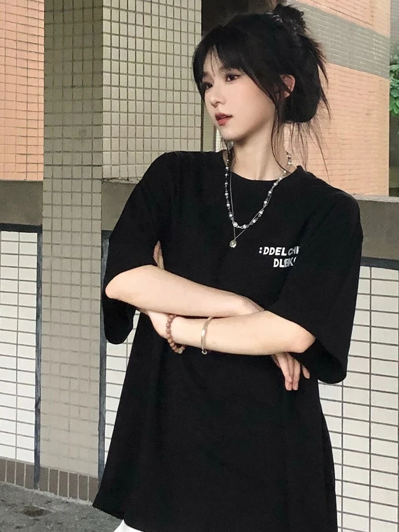 オーバーサイズTシャツを黒で選ぶべき理由は？リアルな着こなしと選び方を解説