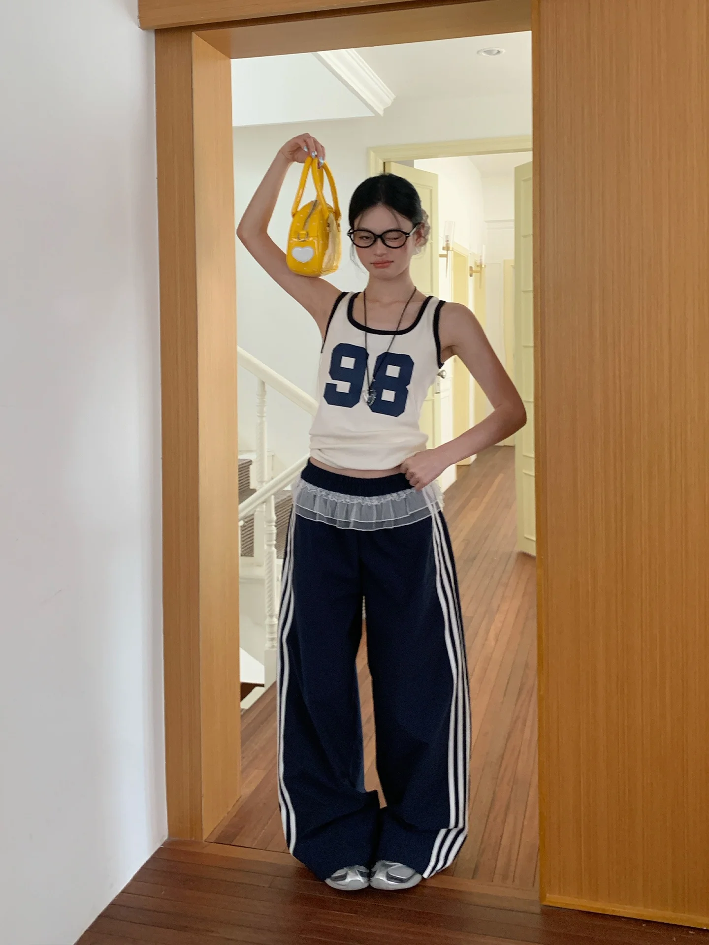 夏用ハイウエストストライプワイドパンツ：40代女性のカジュアルスポーツファッションに最適なスタイル