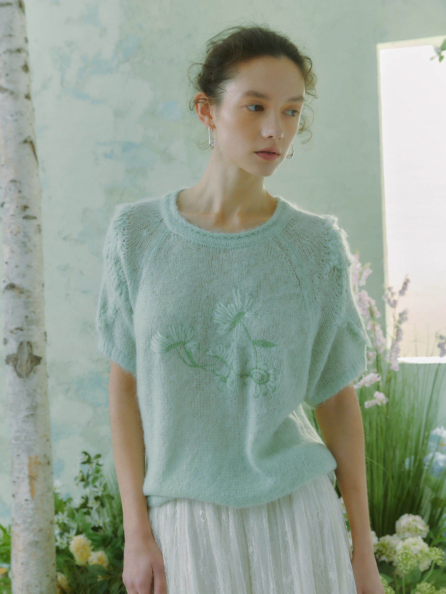 3月に着る春色ニットとしてのハンド刺繍入り短袖ニットトップス【極上の柔らかさ】