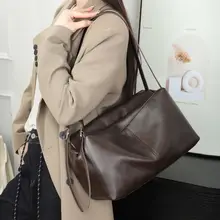 大容量牛革製ショルダーバッグ【シンプルでスタイリッシュ・女性用・デザイン】