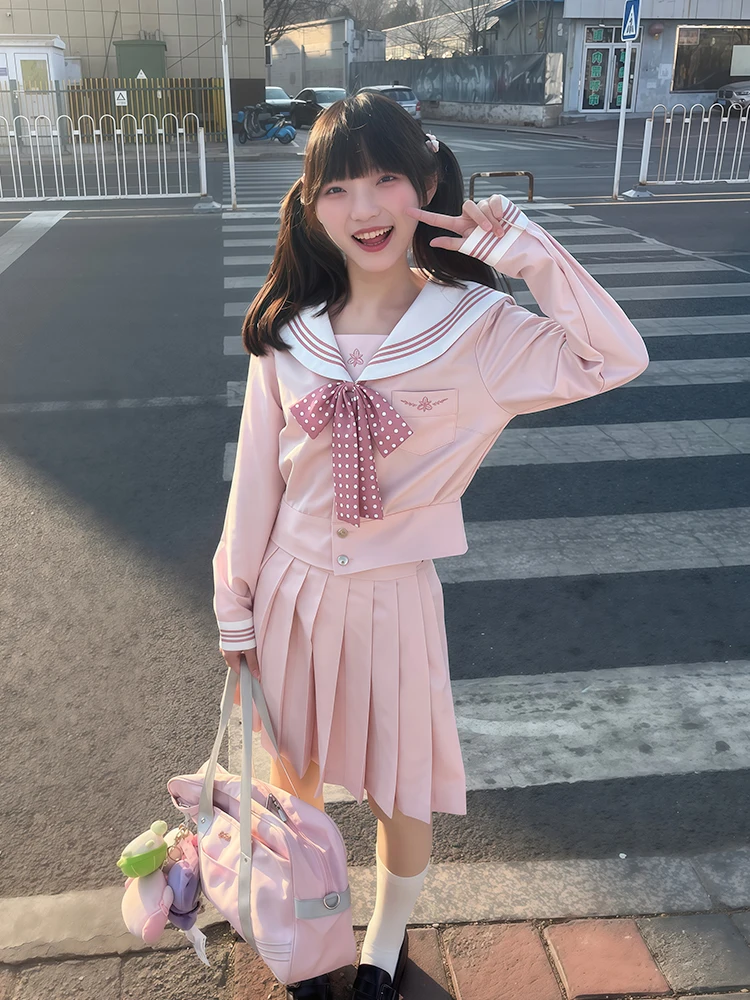 キャンパススタイルの長袖セーラー服：ダサい学生服としての実用性とデザインのバランス