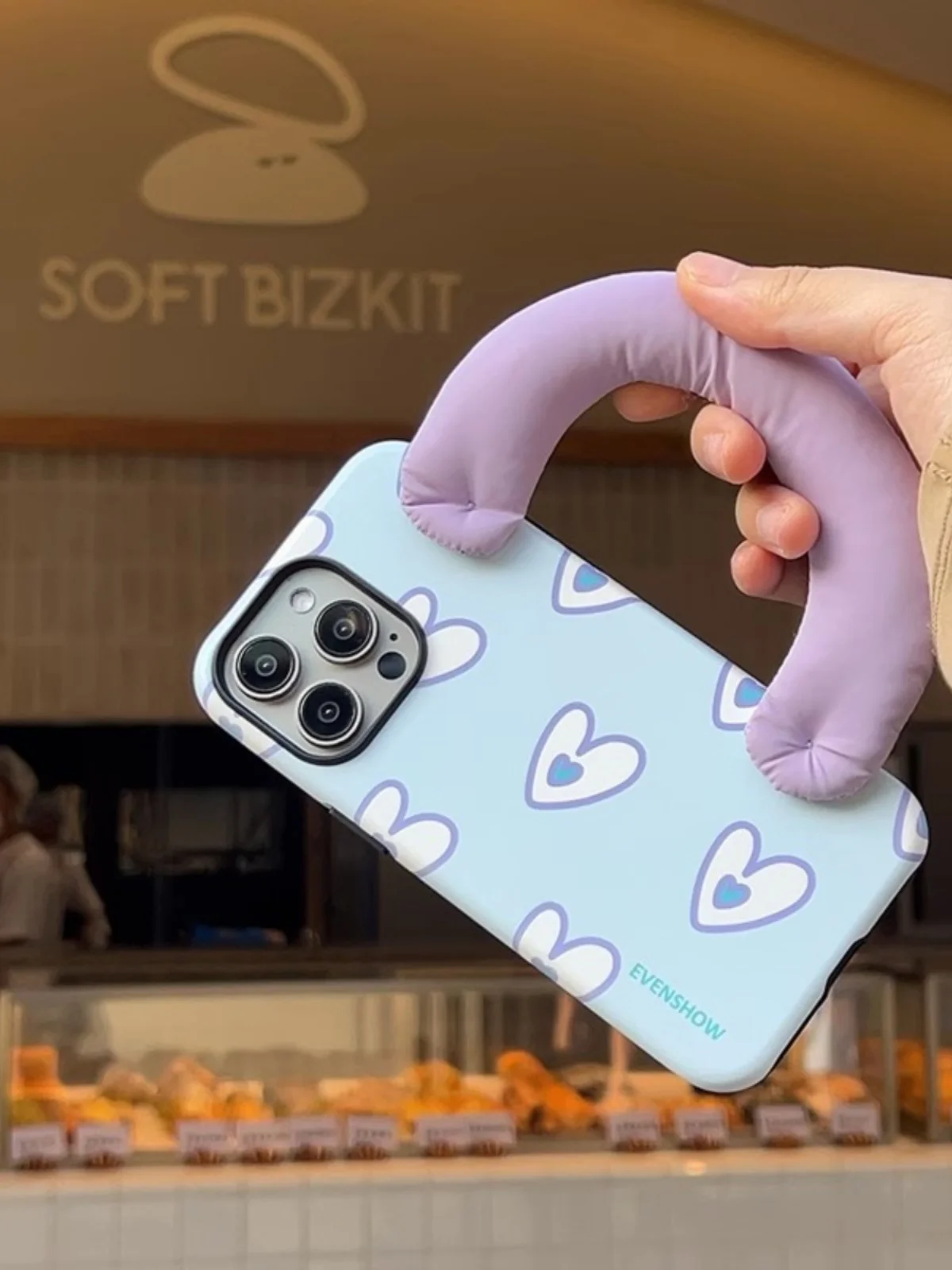 スマホフィルムおすすめ：おしゃれなハンドストラップ付きフィルムケースの実用性とデザイン解析