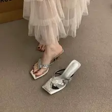 銀色のスリッポンハイヒールサンダル【人字型・夏用・ビジュー装飾】