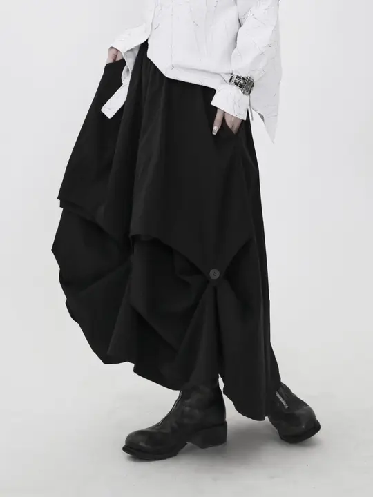 個性的で独特なデザイン！黒い不規則シルエットのサテンスカート【立体裁断・デコンストラクションデザイン】