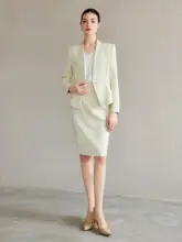 高級感ある白色スーツ【春秋用・通勤正装・膝丈スカート】【セットアップ対応】