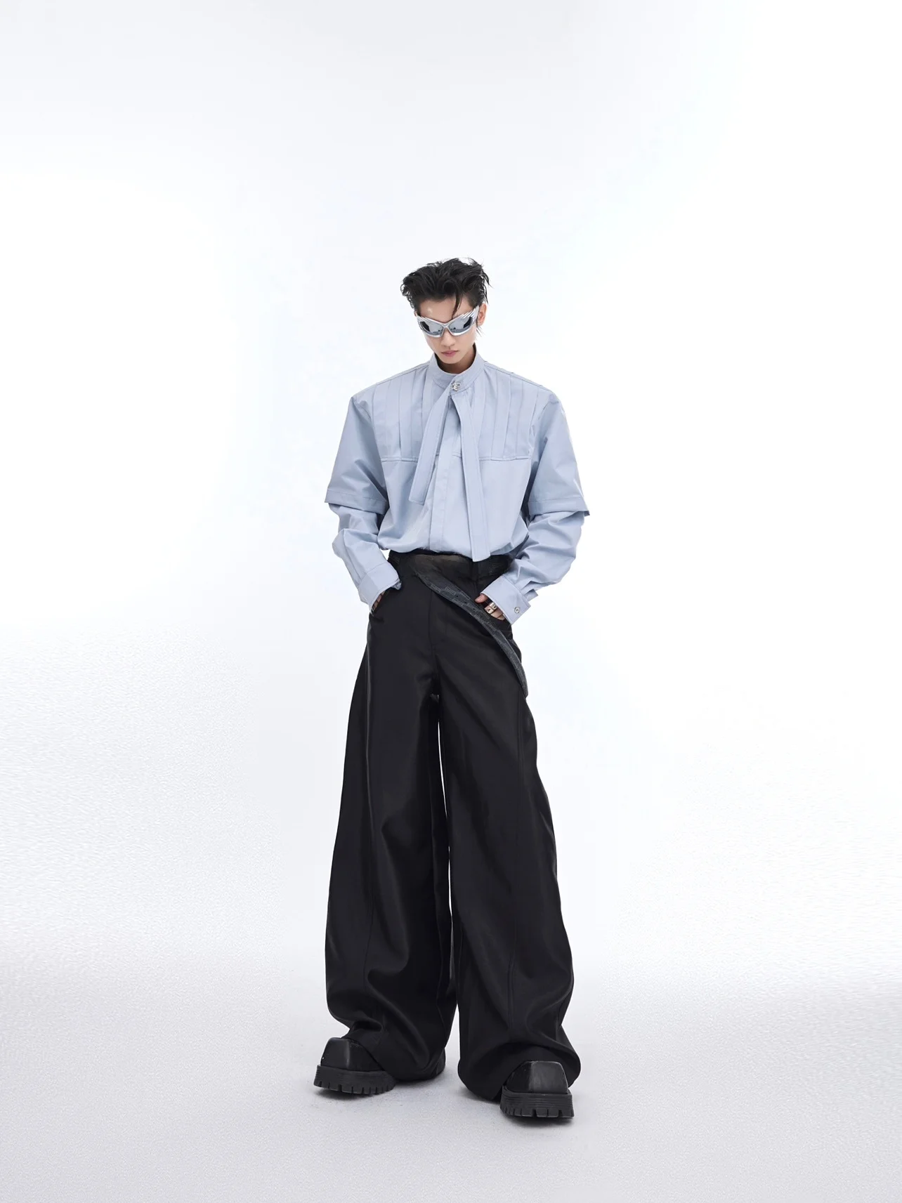 デザイン性のある立体的なタック長袖シャツ：メンズプレゼント服の選定ガイド