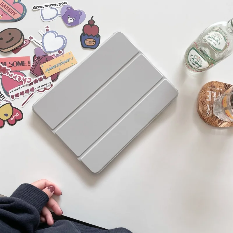 浅灰色iPadケース：マグネット付き翻蓋設計で日常使いに最適な保護ケース