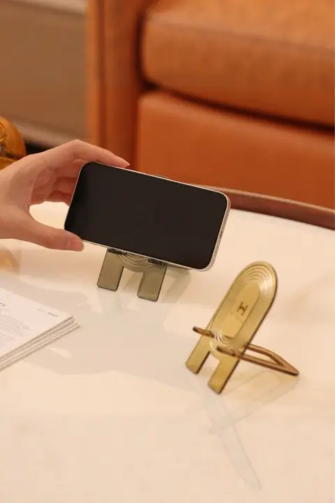 おしゃれなデスク用スマートフォンスタンド【折りたたみ式・多機能・ホワイト】