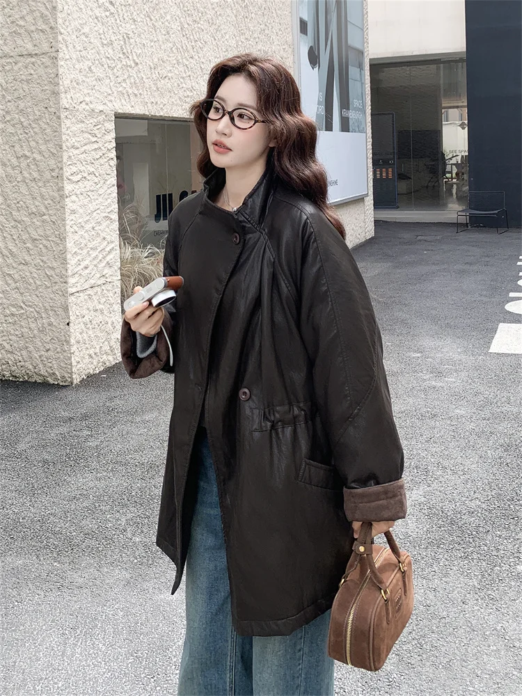 PUレザーグースダウンコート：30代女性の冬用カジュアルアウター選びに最適な高級感と機能性