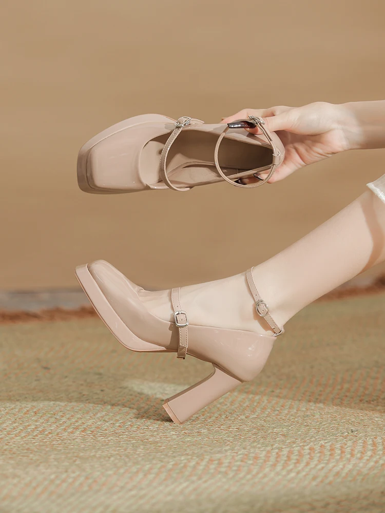 tストラップシューズの特徴と実用性：セクシーなハイヒールの機能解析
