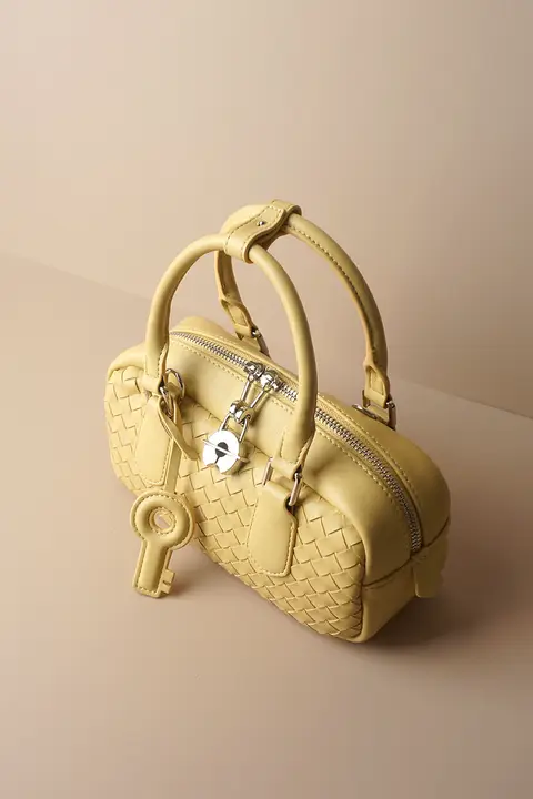 編み込み牛革製 手提げバッグ【小型・ユニークデザイン・ボウリングスタイル】