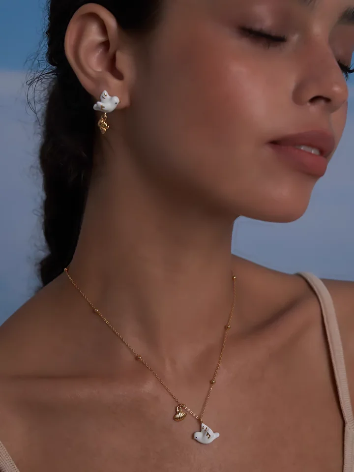 白金の貝殻イヤリング【海風飛鸽シリーズ・個性的なデザイン・海螺モチーフ】