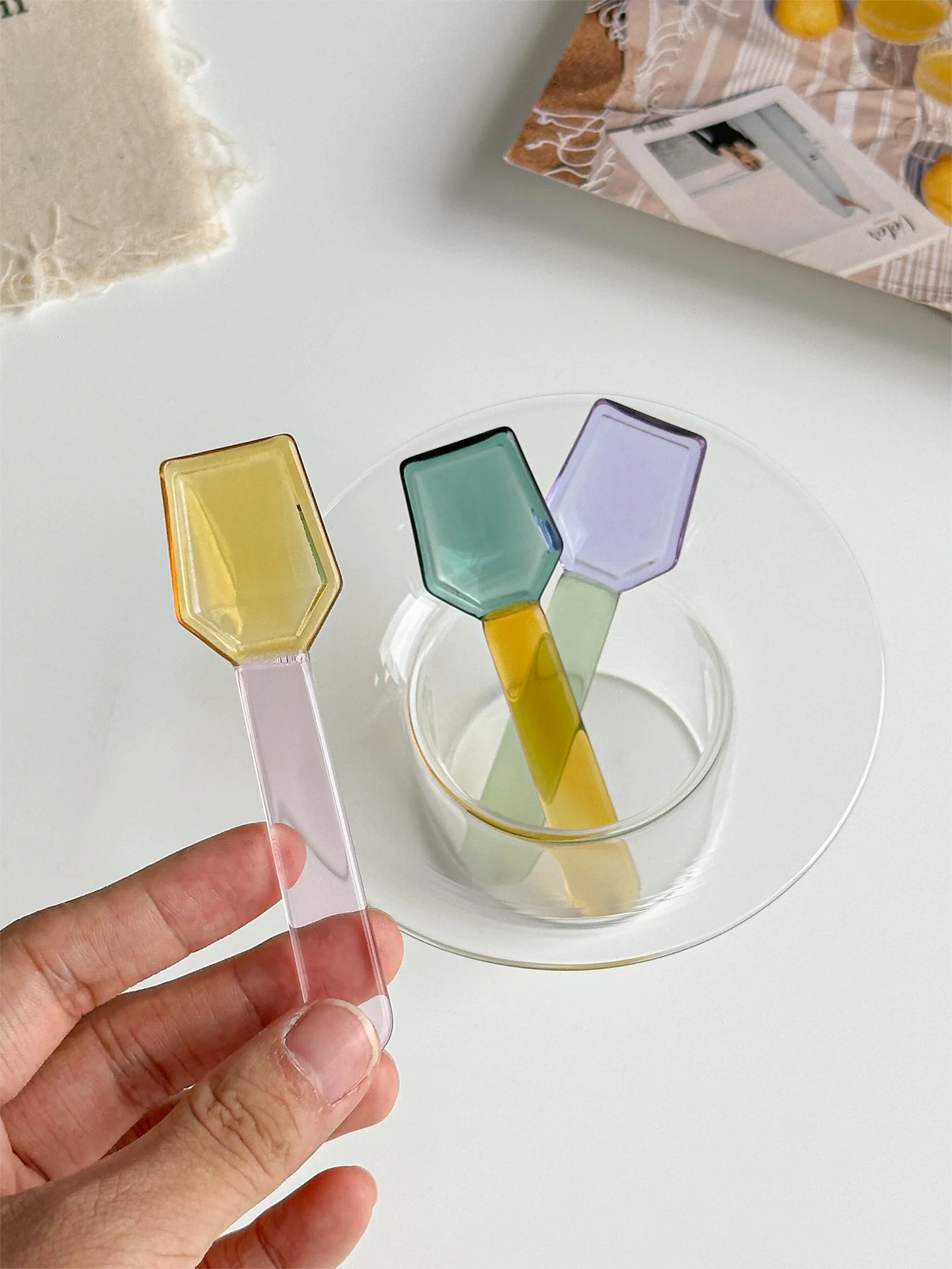 カラフルな耐熱ガラス製スプーン：デザートやアイスクリームに最適な使い分けと実際の使用シーン