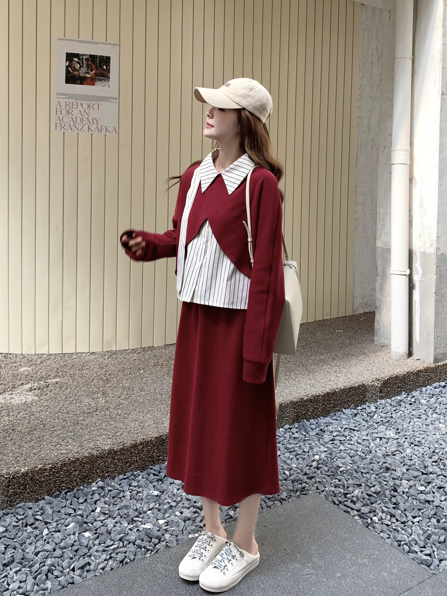 デート服 秋 20代向けのカジュアル3点セット：赤いストライプシャツとスウェット、カジュアルスカートの実用性とシーン別選定