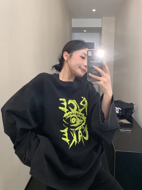 黒の長袖コットンTシャツ【ゆったりフィット・ヴィンテージスタイル・デザイン】