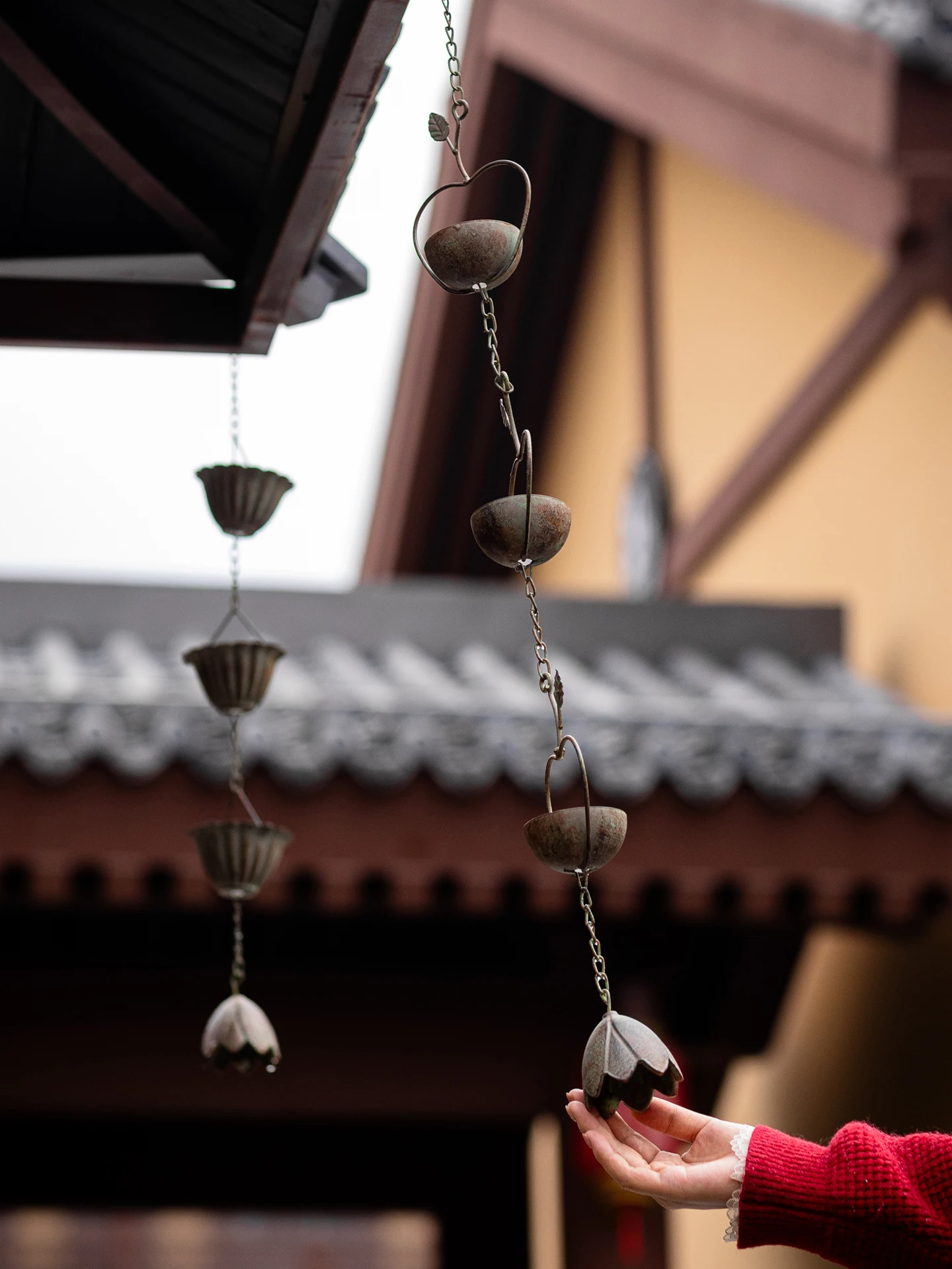 あつ森の別荘で心を落ち着かせるには？風雨チェーン飾りの選び方と使い方