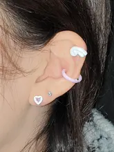 天使の翼デザインのホワイトピアス【チタン合金製・耳の不快感軽減】