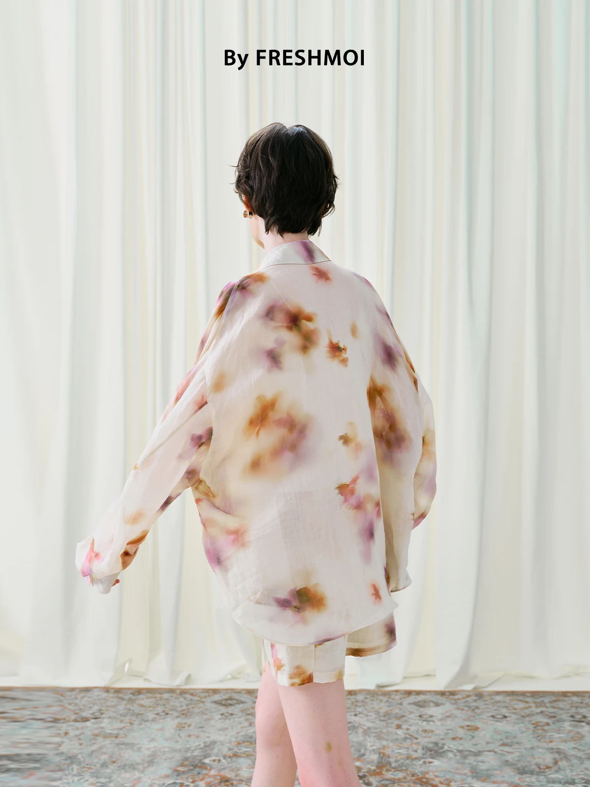 9月27度に着る服は？麻素材のビッグシルエットシャツが通勤とカジュアルを両立する理由