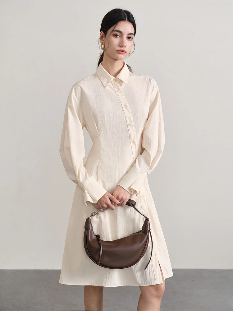 独特なデザインのシャツワンピース【春用・カーディガン風】：レディース春服の機能性とコーディネートのバランスを解説