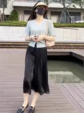 紫色の流れるようなシフォン素材のハイウエストスカート【Aライン・中長丈・プリーツデザイン】