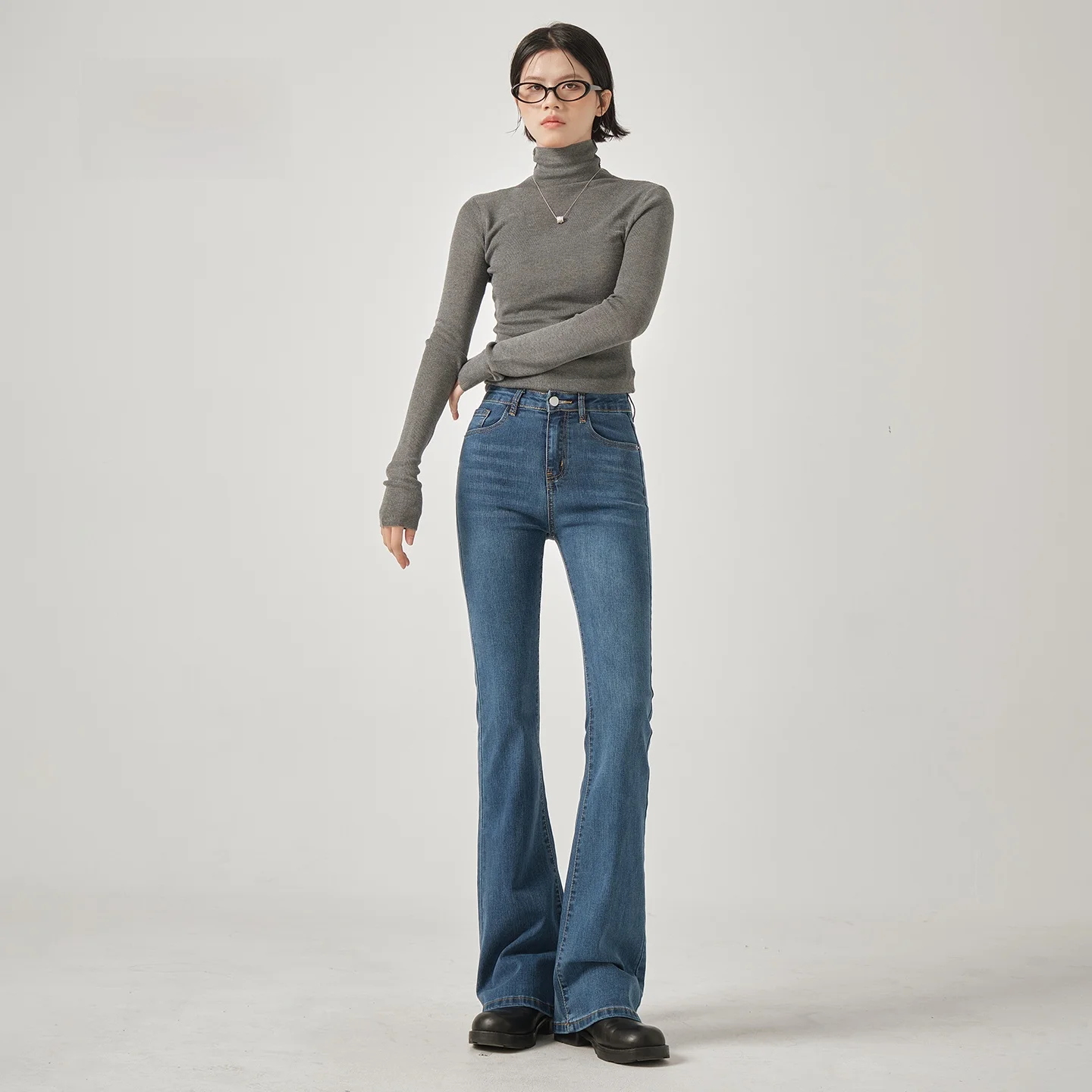 高腰ストレッチデニムパンツ：骨格ストレート女性に最適なフレアデザインの実用性と着用シーン