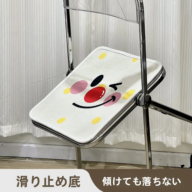 ひんやりクールクッション：夏のオフィスで長時間快適に座れる一体型デザイン