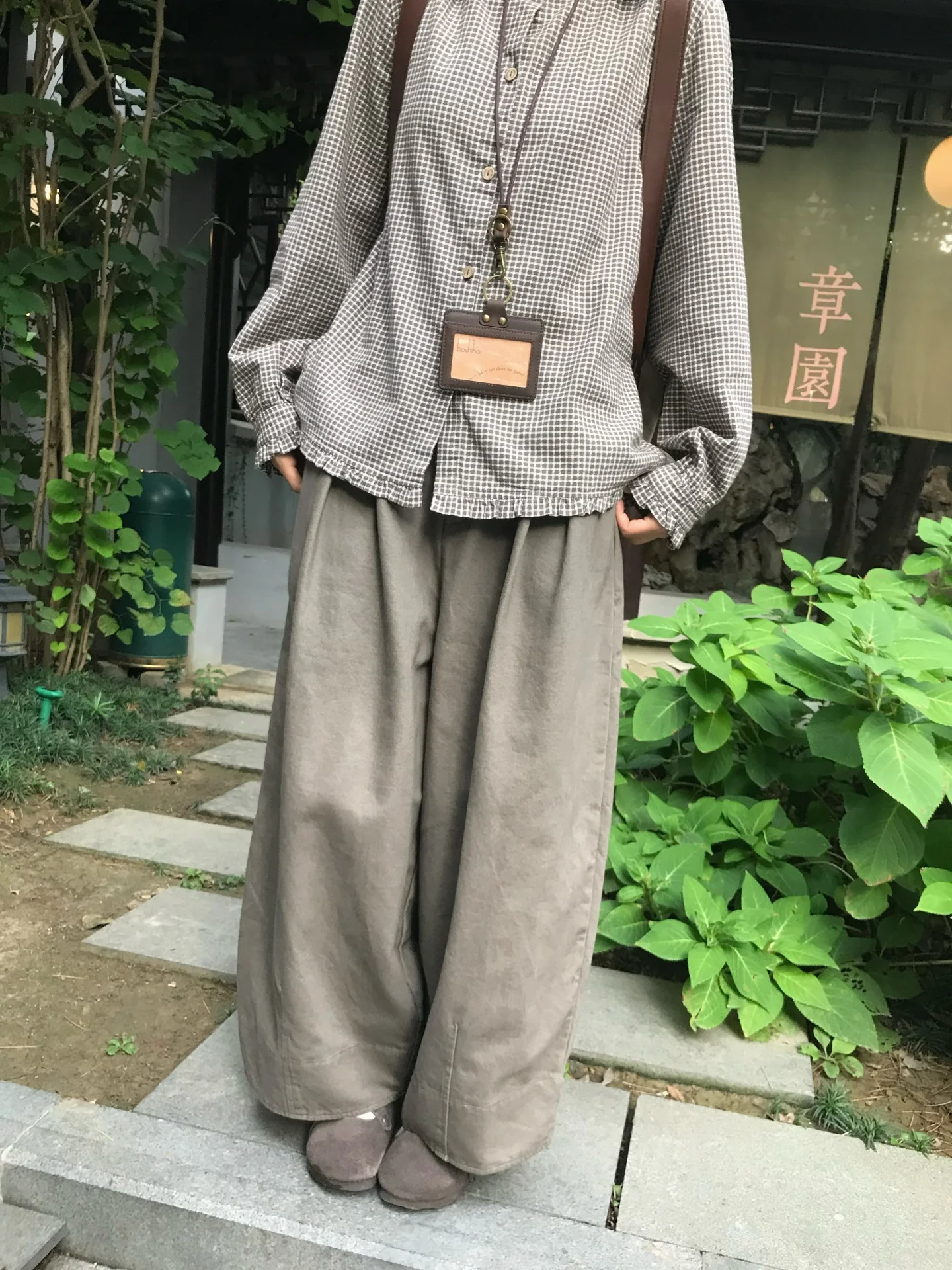 春季用 ハイウエストカーキグレーのワイドパンツ【ボリュームシルエット・女性用】 カーゴパンツ レディース おすすめコーデ