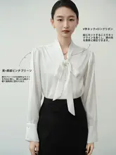 春用Vネックバルーンスリーブブラウス【サテン生地・リボン付き・オフィス用】