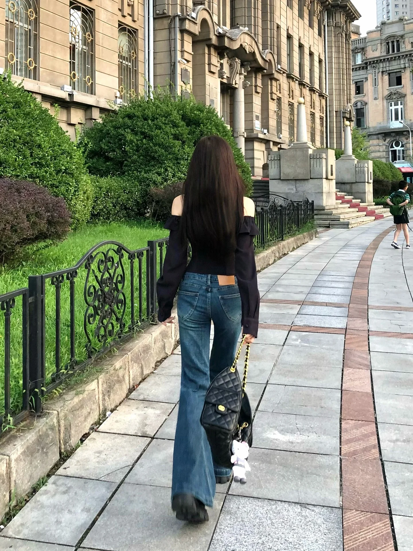 10月に着る50代向けの服、どうやって選ぶの？秋のレトロ風トップスが解決するリアルな悩み