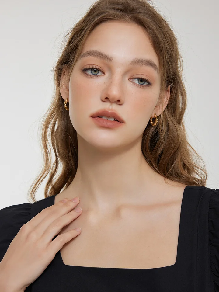 ツイスト編みデザインの金属製イヤリング【フレンチスタイル・軽量・シンプル】
