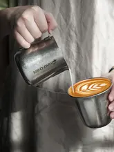 ステンレス製 コーヒーラテアートピッチャー【計量機能付き・プロ用・泡立て器】