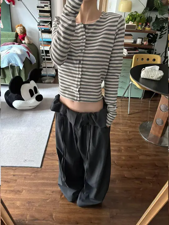 レトロストライプTシャツと黒いレース付きワイドパンツのコーディネート【ゆったりシルエット・カジュアル】（セットアップ対応）