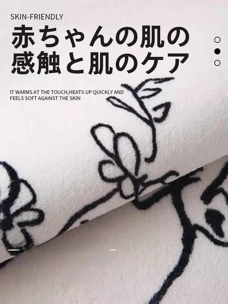 6畳リビングに合う「おしゃれなインテリア」は、植物の花びらが舞うラグから始める？