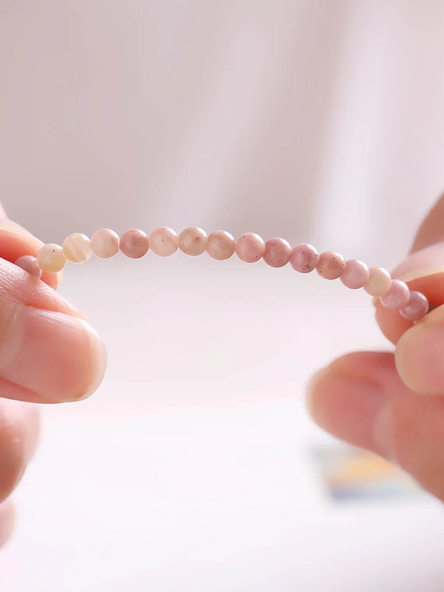 ピンクのブレスレットを選ぶべき理由は？天然ローズストーンの細手串が女性の心を癒す