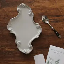 ヴィンテージ風の花柄手作り黒陶器製トレイ皿